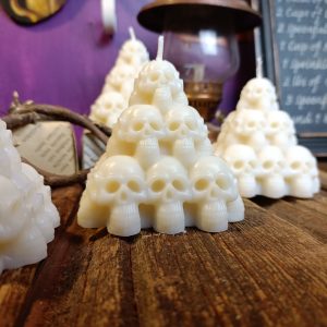 Pääkallopyramidi-kynttilä