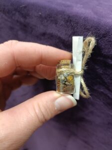 Miniatyyri loitsupullo tiikerinsilmällä