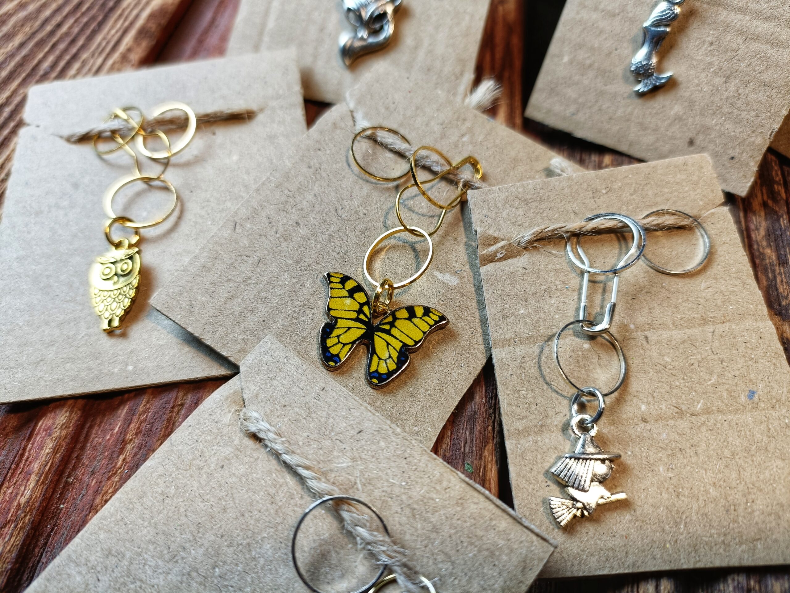 Silmukkamerkki-setti, erilaisia