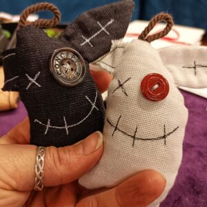 Örkki-Irmeli voodoo-neulatyyny