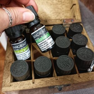 12 eteeristä öljyä laatikossa ja ohje