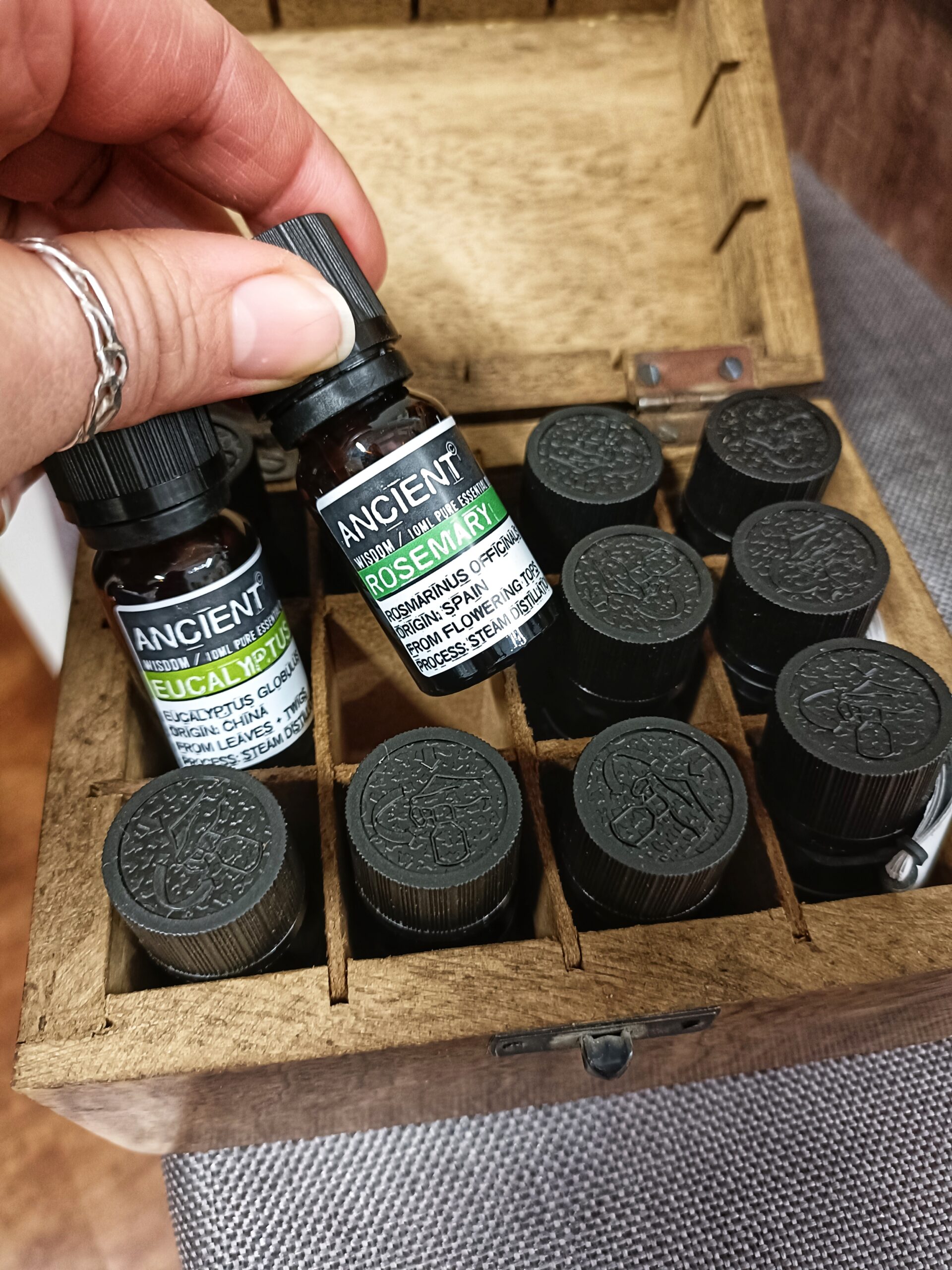 12 eteeristä öljyä laatikossa ja ohje