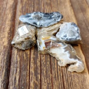 Akaattigeodi, halkaistu, raakakivi