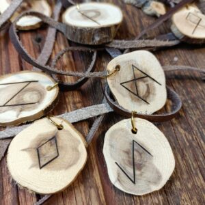 Riimu-kataja amuletit, erilaisia