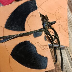 Pääkallo-käsinsidottu muistikirja, erilaisia